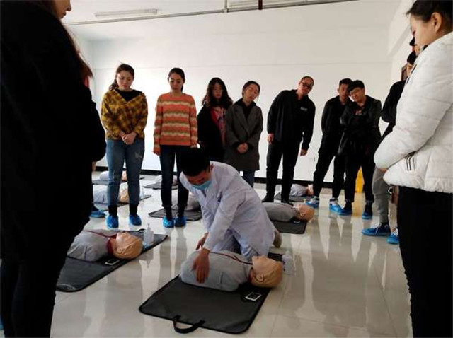 1553236899225658.jpg 大赛选手郭春程同学为大家现场演示.jpg