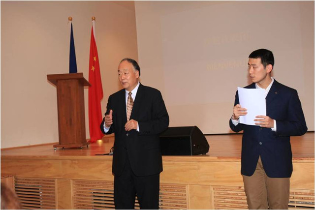 1549003075135412.jpg 图片4杨进公参为考察团一行介绍法国教育机制及教育体系.jpg