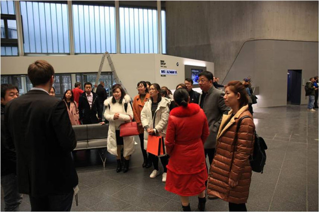 1548741030864637.jpg 图片5宝马莱比锡工厂讲解员为大家讲解参观时的注意事项_副本.jpg