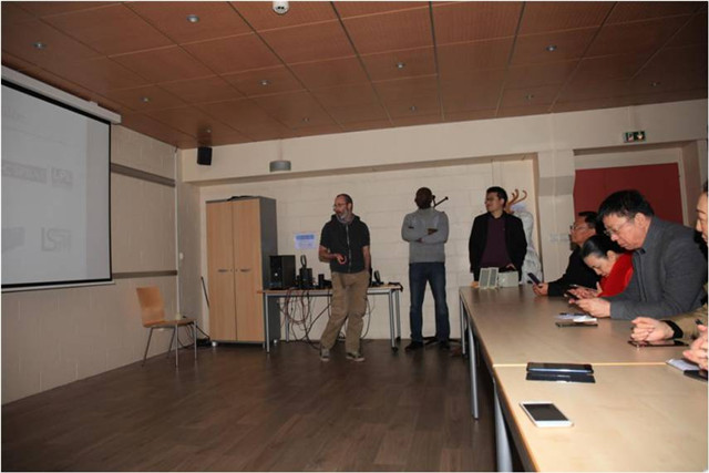 1549003029138381.jpg 图片2Yann CHARLE副教授为考察团介绍教育教学及实验室建设情况.jpg