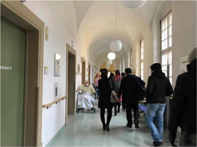 1548740994120540.jpg 图片4考察团成员参观夏特里医院病房_副本.jpg