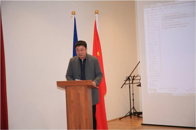 1549003160920449.jpg 图片6理事长曹勇安教授介绍学院课程建设情况.jpg