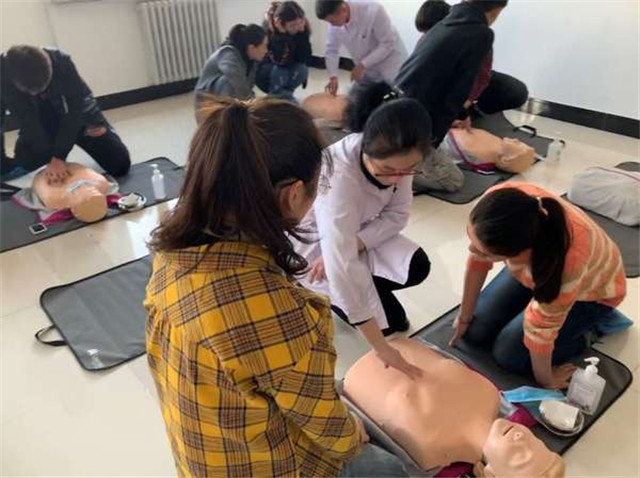 1553237047164639.jpg 指导教师为学生指导操作.jpg